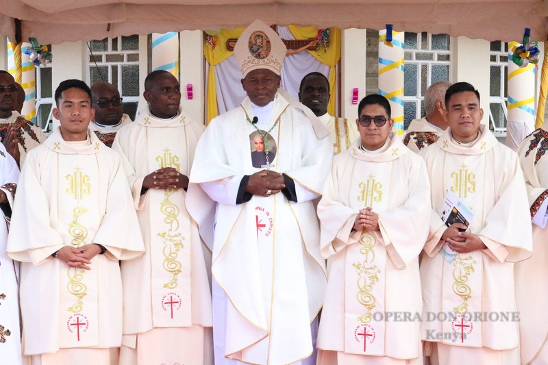 Kenya: Ordinati quattro nuovi diaconi  -  28434