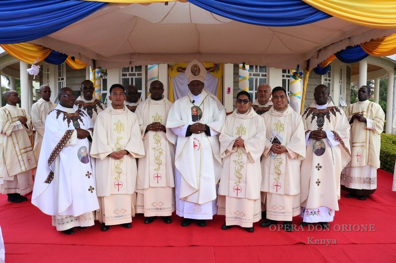 Kenya: Ordinati quattro nuovi diaconi  -  28435
