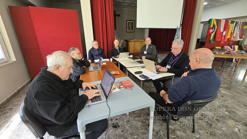 Alzarsi e seguire: la sesta giornata assembleare disegna i prossimi passi -  28700