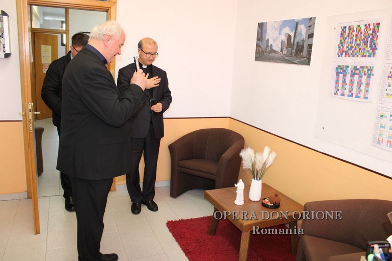 Testimoni di Speranza: L'Arcivescovo Aurel Percă in visita al Liceo Don Orione di Oradea, Romania -  28942