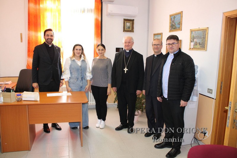 Testimoni di Speranza: L'Arcivescovo Aurel Percă in visita al Liceo Don Orione di Oradea, Romania -  28947