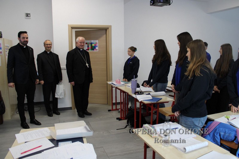 Testimoni di Speranza: L'Arcivescovo Aurel Percă in visita al Liceo Don Orione di Oradea, Romania -  28951