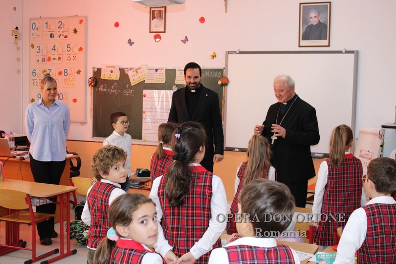 Testimoni di Speranza: L'Arcivescovo Aurel Percă in visita al Liceo Don Orione di Oradea, Romania -  28954