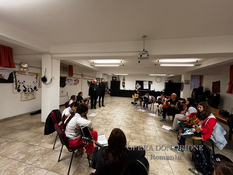 Testimoni di Speranza: L'Arcivescovo Aurel Percă in visita al Liceo Don Orione di Oradea, Romania -  28956