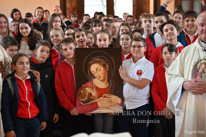 Testimoni di Speranza: L'Arcivescovo Aurel Percă in visita al Liceo Don Orione di Oradea, Romania -  28958