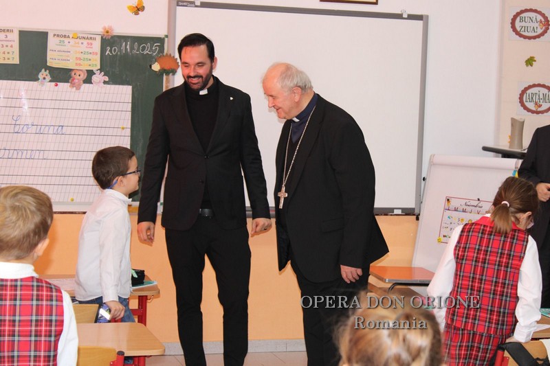 Testimoni di Speranza: L'Arcivescovo Aurel Percă in visita al Liceo Don Orione di Oradea, Romania -  28964