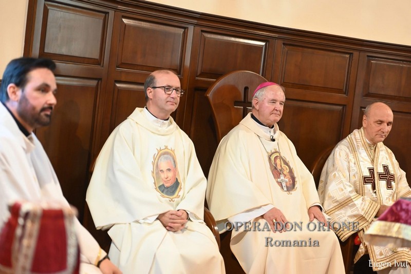 Testimoni di Speranza: L'Arcivescovo Aurel Percă in visita al Liceo Don Orione di Oradea, Romania -  28966