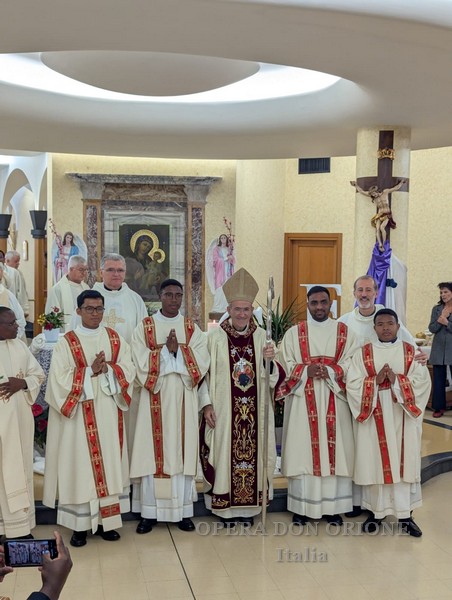 Roma - Ordinati tre nuovi Diaconi nella parrocchia Mater Dei  -  29065