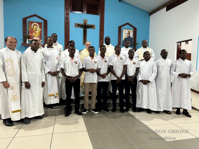 Aperto il noviziato in Mozambico: accolto il primo gruppo di cinque novizi mozambicani.  -  29269