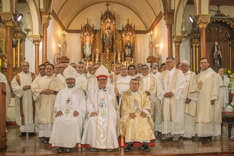Cile – Celebrata a Los Angeles l'ordinazione sacerdotale di Padre Juan Daza Jara -  29772