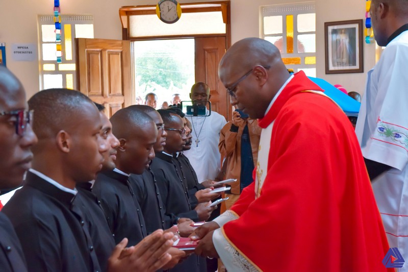 Kenya - Nove novizi emettono la Prima Professione Religiosa a Nairobi -  30650