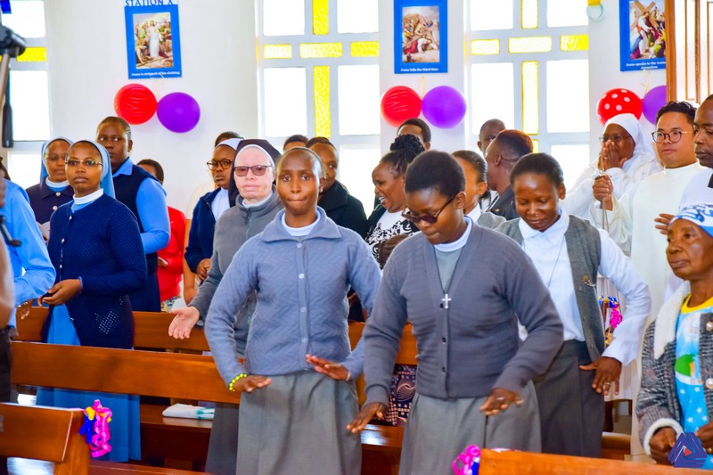 Kenya - Nove novizi emettono la Prima Professione Religiosa a Nairobi -  30667