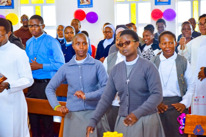 Kenya - Nove novizi emettono la Prima Professione Religiosa a Nairobi -  30668