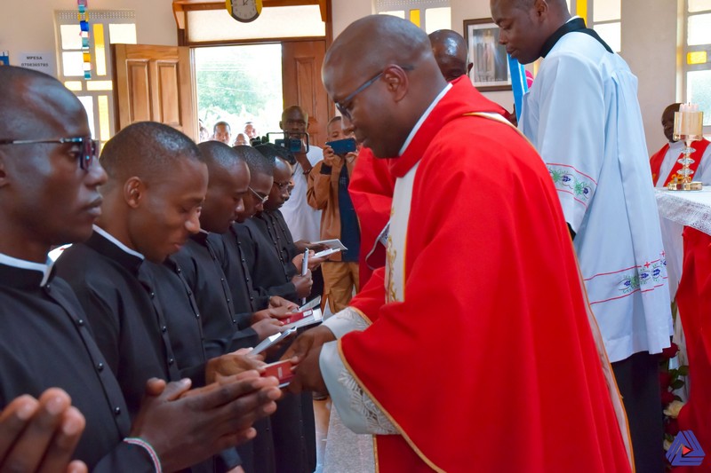 Kenya - Nove novizi emettono la Prima Professione Religiosa a Nairobi -  30675