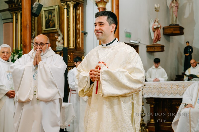Cile - A Los Angeles ordinato sacerdote Padre Sebastián Vega Selaive  -  30825