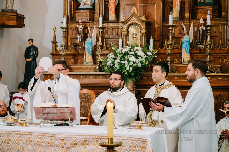 Cile - A Los Angeles ordinato sacerdote Padre Sebastián Vega Selaive  -  30826