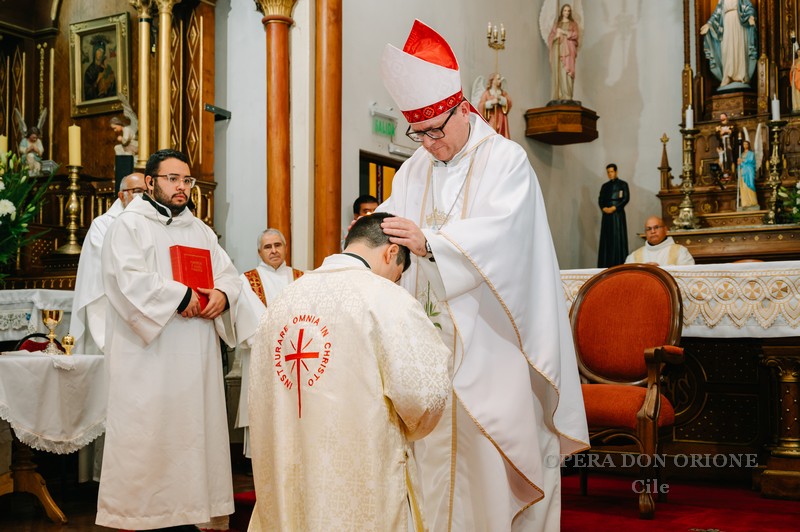 Cile - A Los Angeles ordinato sacerdote Padre Sebastián Vega Selaive  -  30833