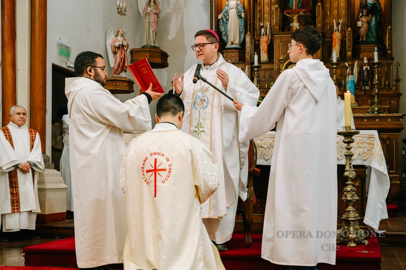 Cile - A Los Angeles ordinato sacerdote Padre Sebastián Vega Selaive  -  30834