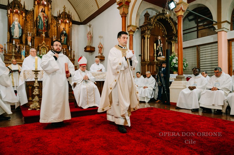 Cile - A Los Angeles ordinato sacerdote Padre Sebastián Vega Selaive  -  30835
