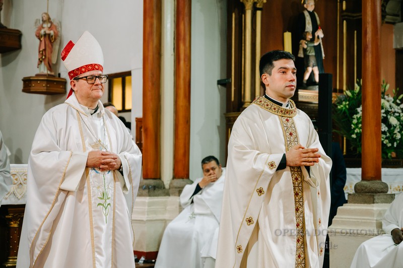Cile - A Los Angeles ordinato sacerdote Padre Sebastián Vega Selaive  -  30837