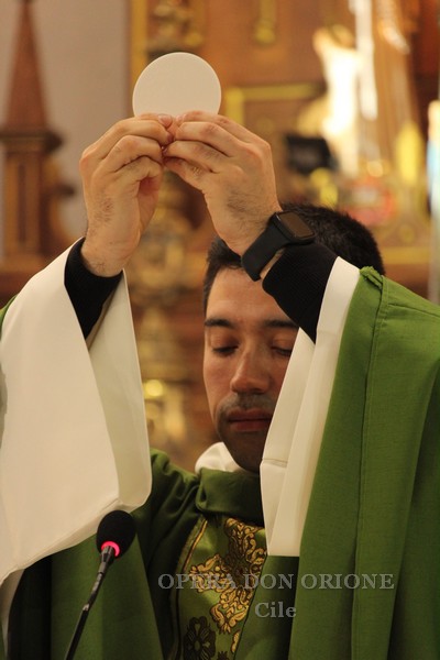 Cile - A Los Angeles ordinato sacerdote Padre Sebastián Vega Selaive  -  30845