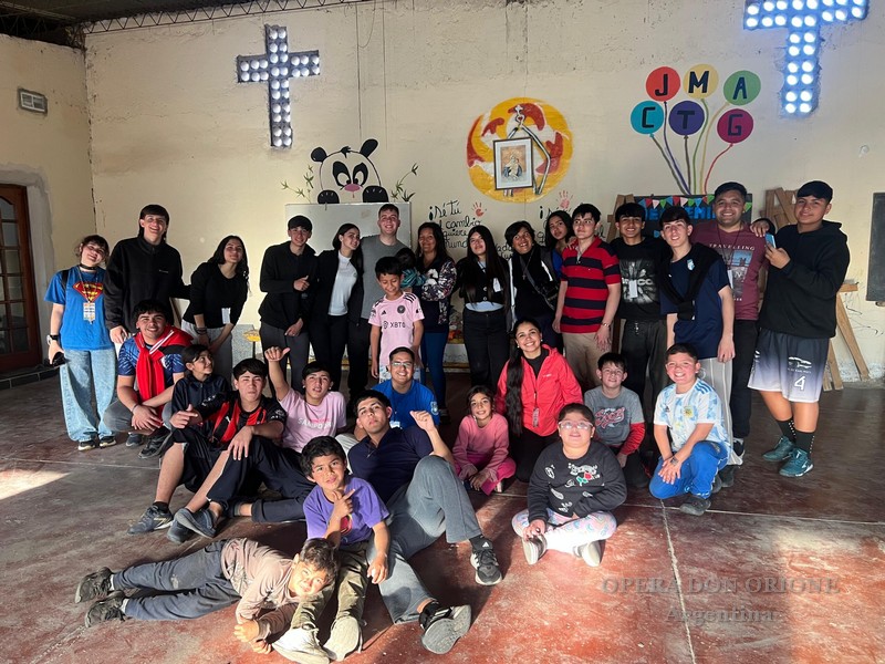 Argentina - “Gesù guarda, chiama e trasforma”. Giovani missionari a Tucumán -  30867