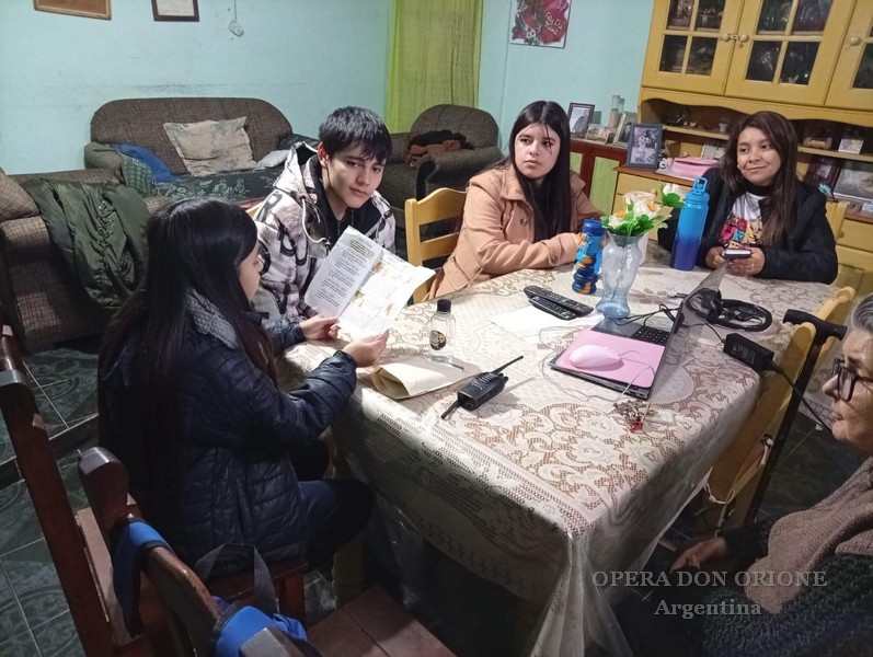 Argentina - “Gesù guarda, chiama e trasforma”. Giovani missionari a Tucumán -  30874