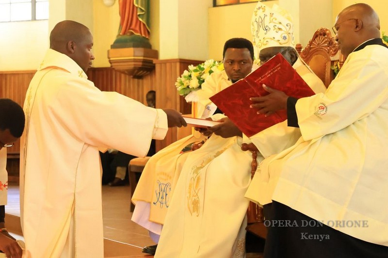 Kenya - L'ordinazione diaconale di Justus Nyabuga  -  31279